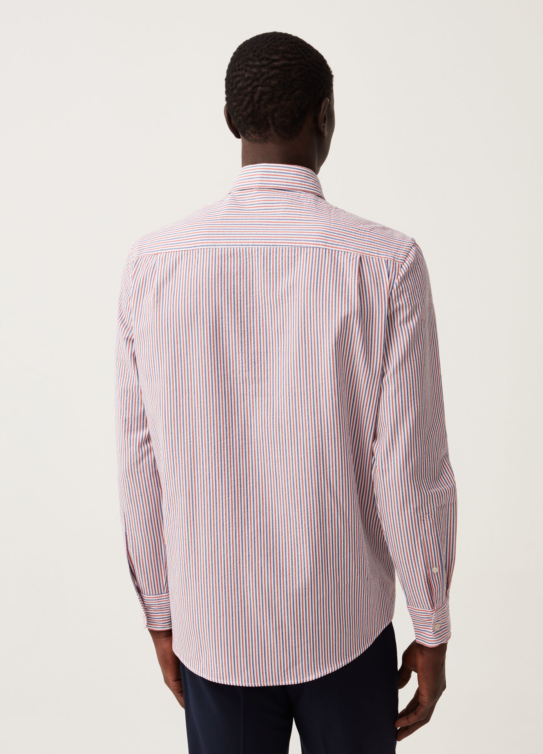 Camicia regular fit in cotone seersucker a righe sottili_2