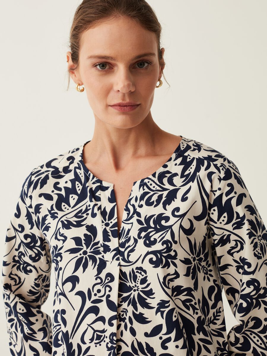 Blusa floreale con maniche a tre quarti_1