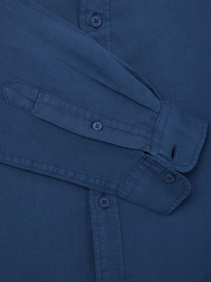 Regular blue shirt with Mandarin collar made of cotton and linen_5