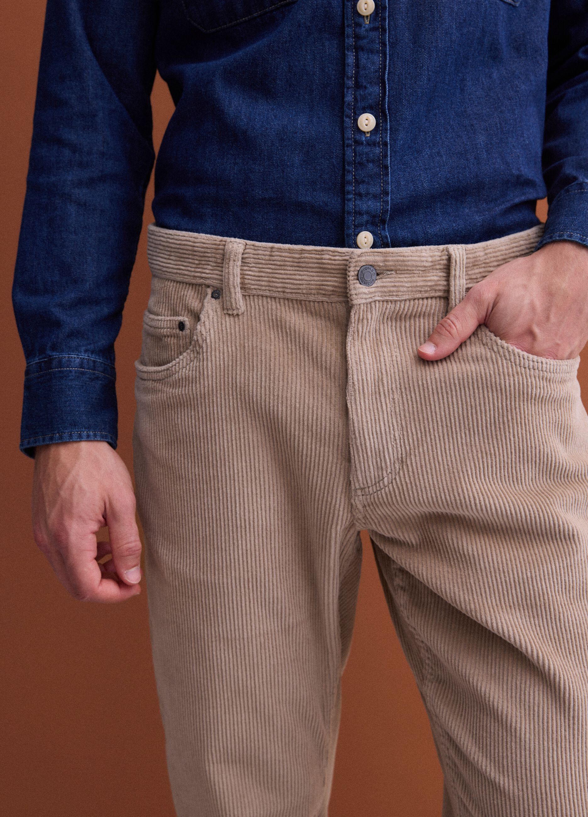 Pantaloni beige in cotone elasticizzato a coste regular fit