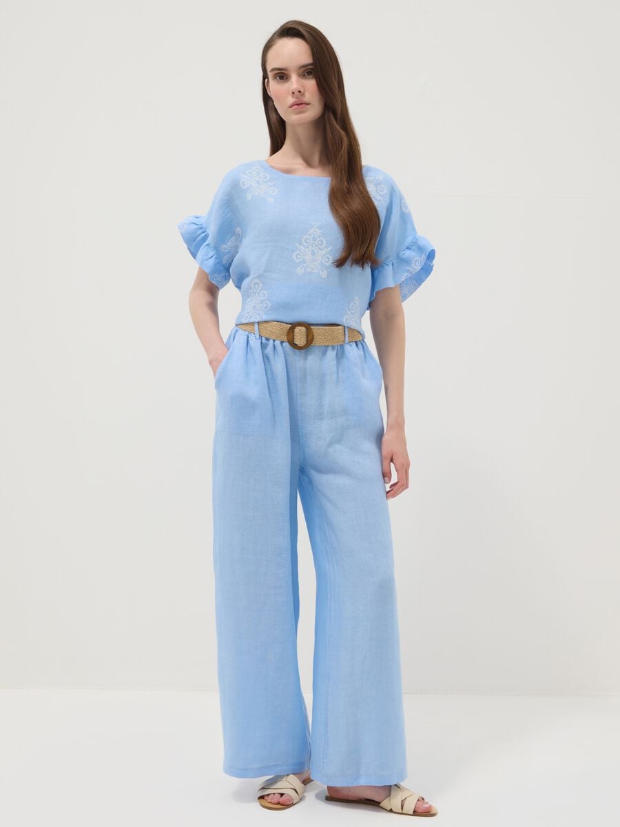 Blusa azzurra in puro lino con ricami e maniche a volant regular fit_2