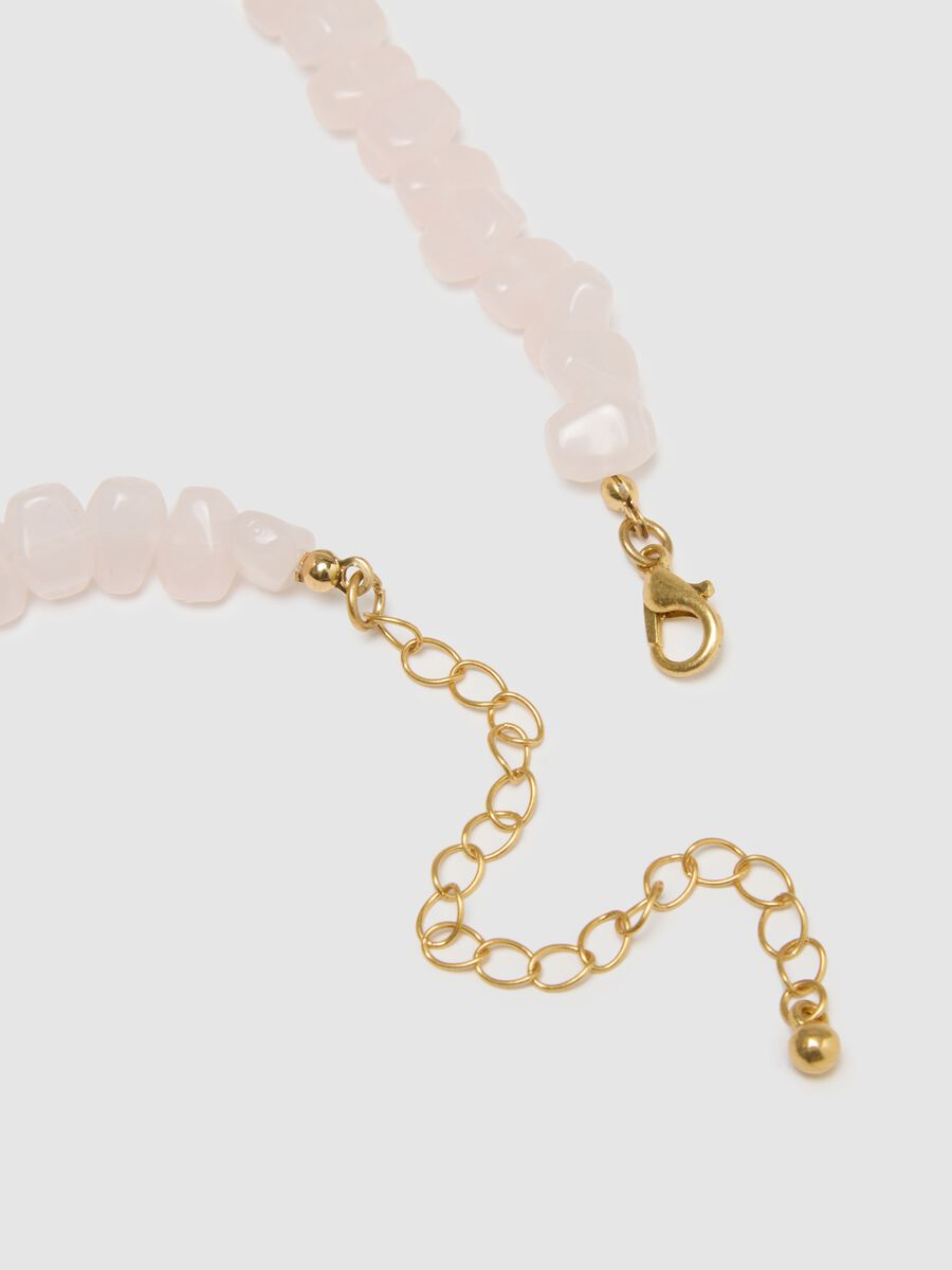 Collana in vetro rosa con ciondoli_1