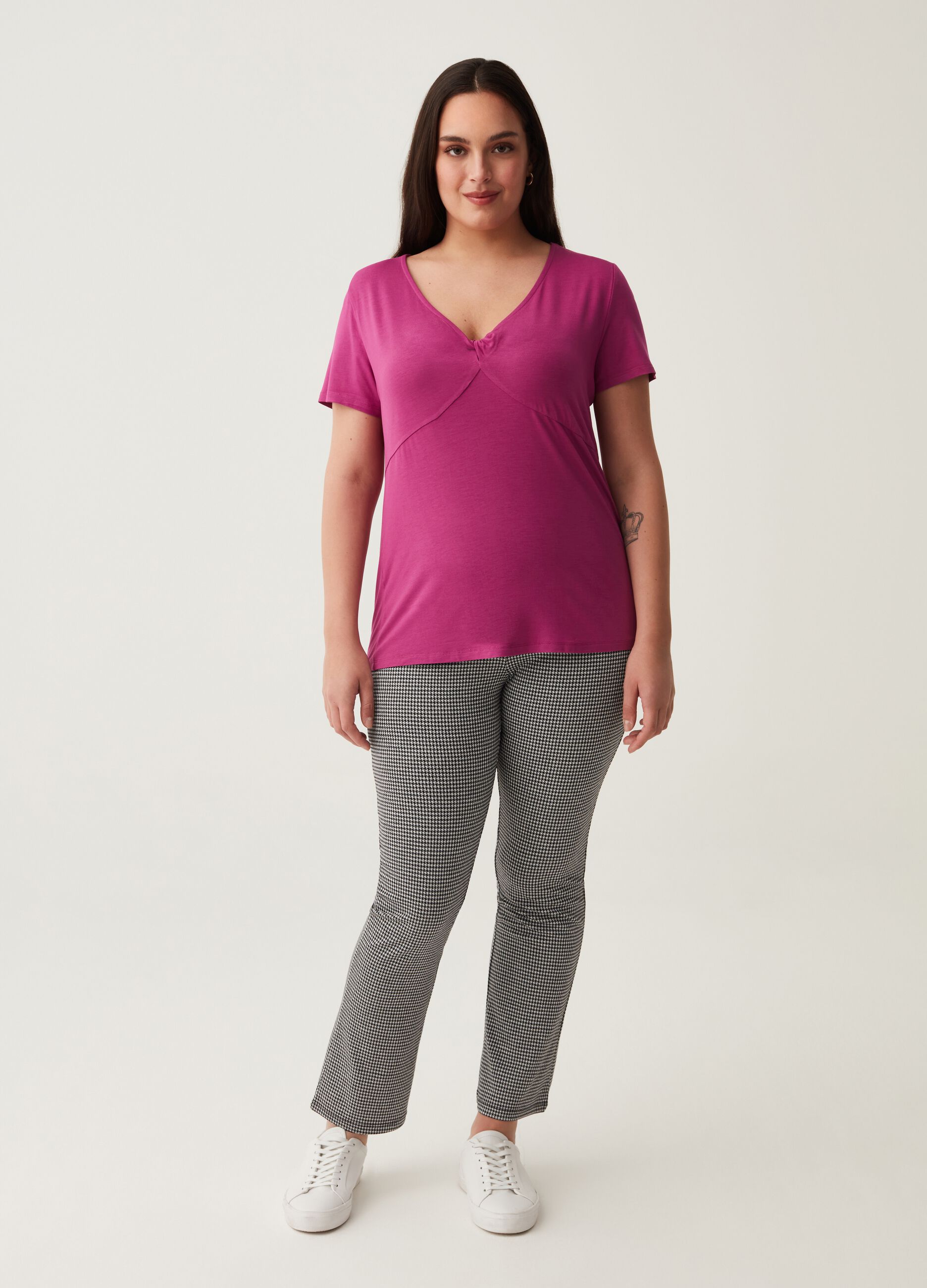 T-shirt con scollo a V e nodo Curvy_0