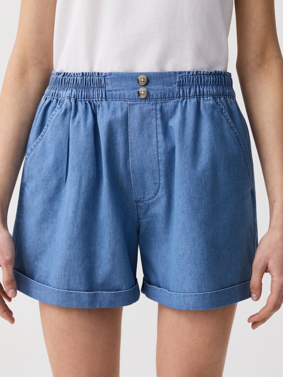 Shorts in denim fluido con tasche_1