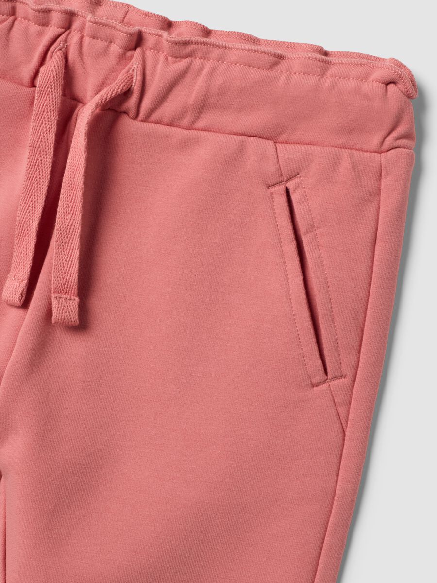 Jogger rosa in cotone elasticizzato con risvolto per bimba_2