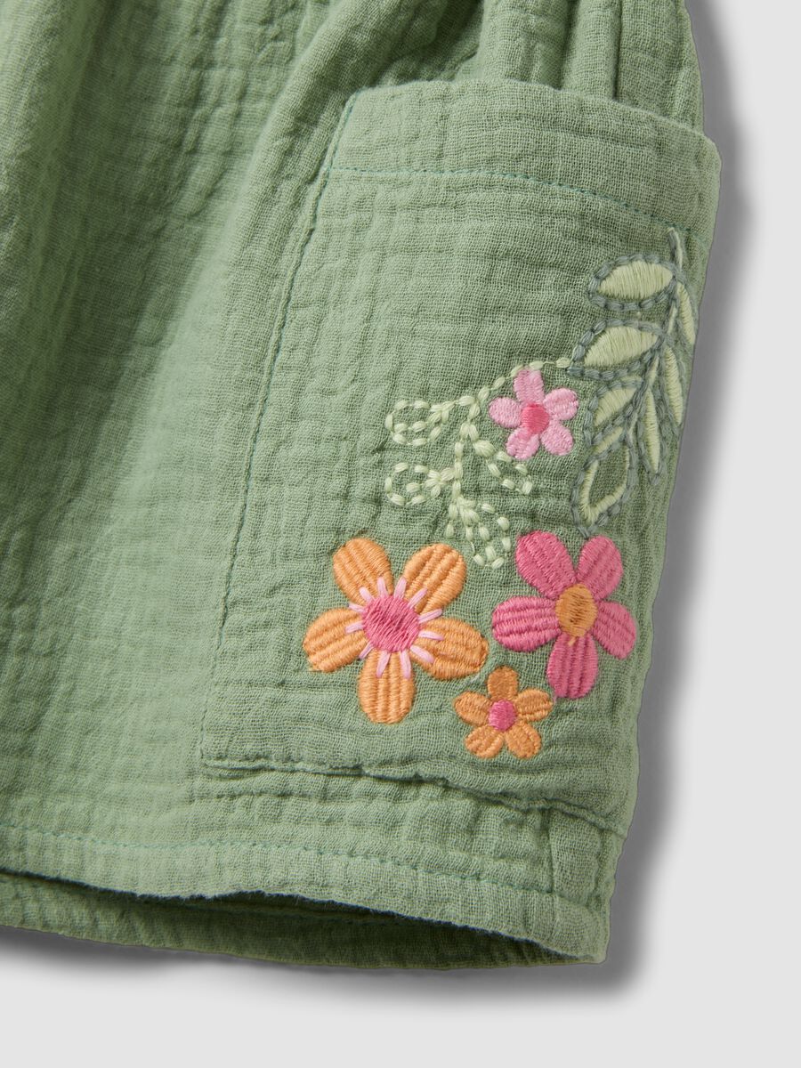 Shorts verdi in puro cotone con ricami floreali per bimba regular fit_2