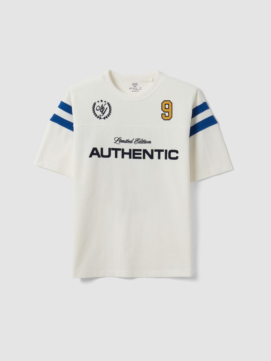 T-shirt relaxed fit bianca in puro cotone girocollo con scritta per ragazzo_0