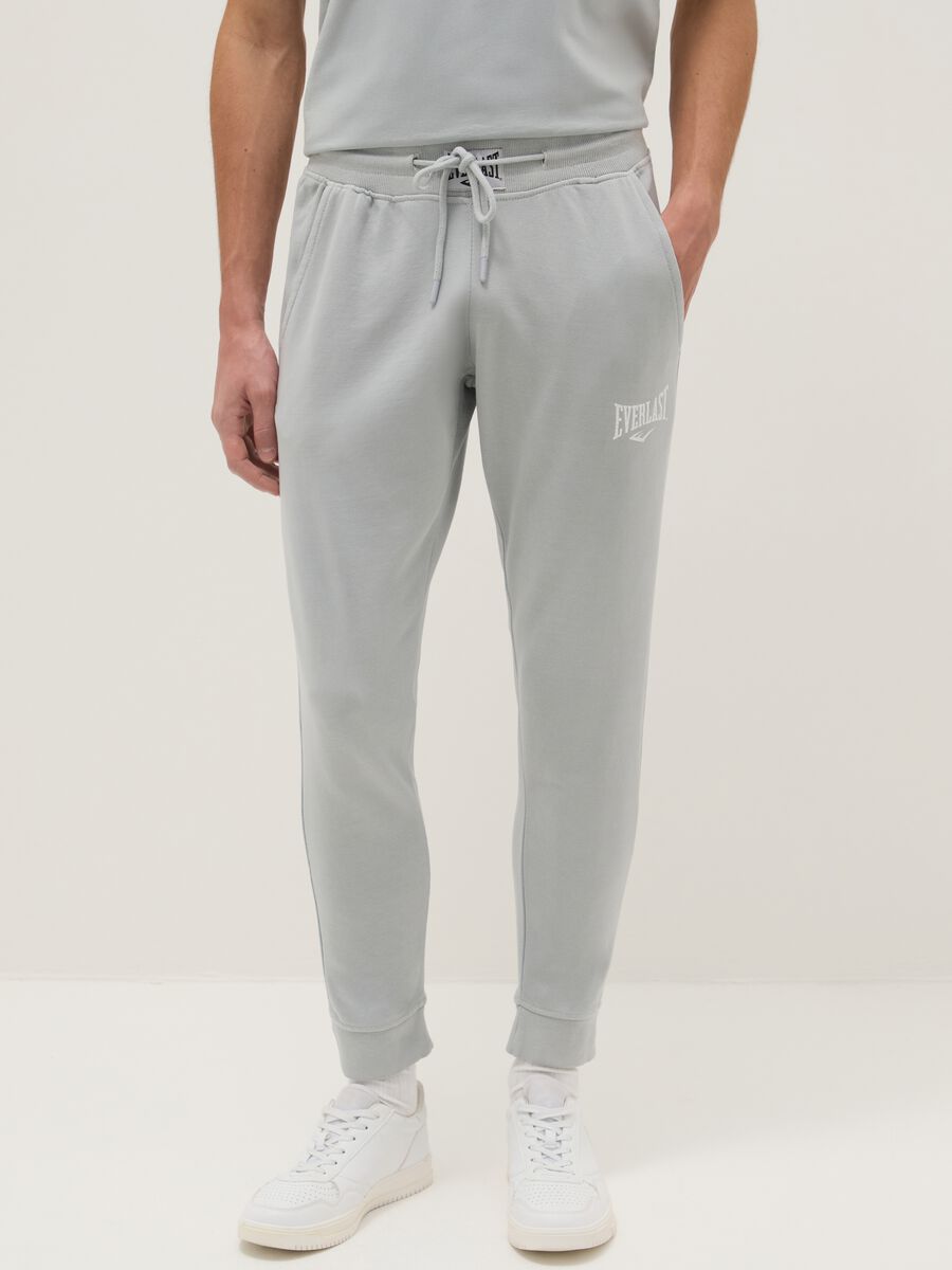 Pantaloni jogger in misto cotone grigi regular fit con logo Everlast_1