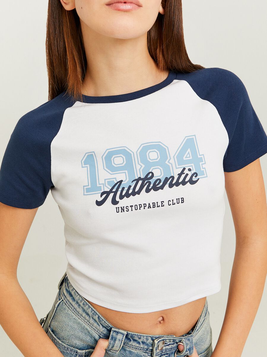 Crop T-shirt with raglan sleeves and college print_1