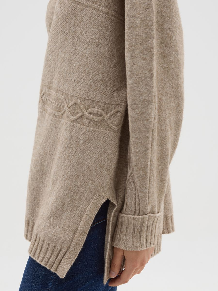 Maglione beige regular fit con collo alto_3