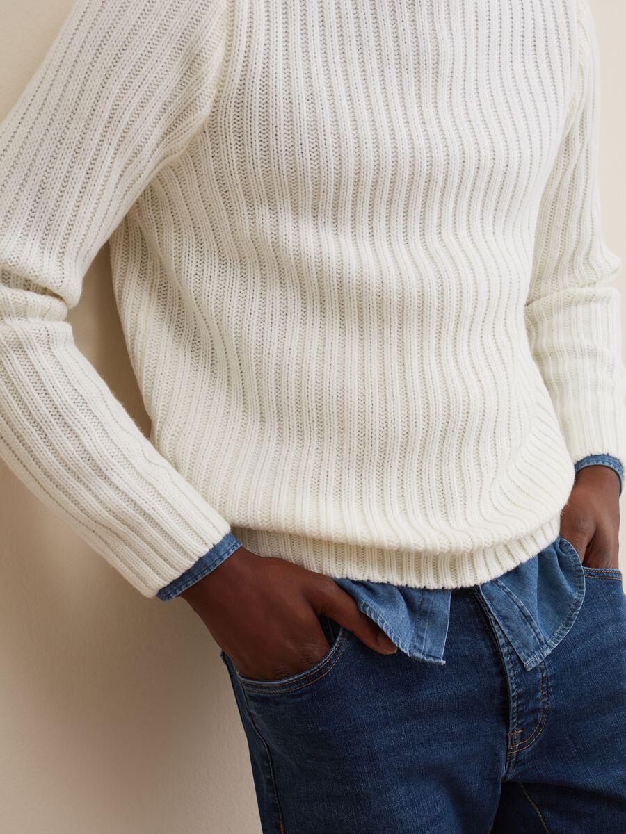 Pullover a coste con collo alto_3