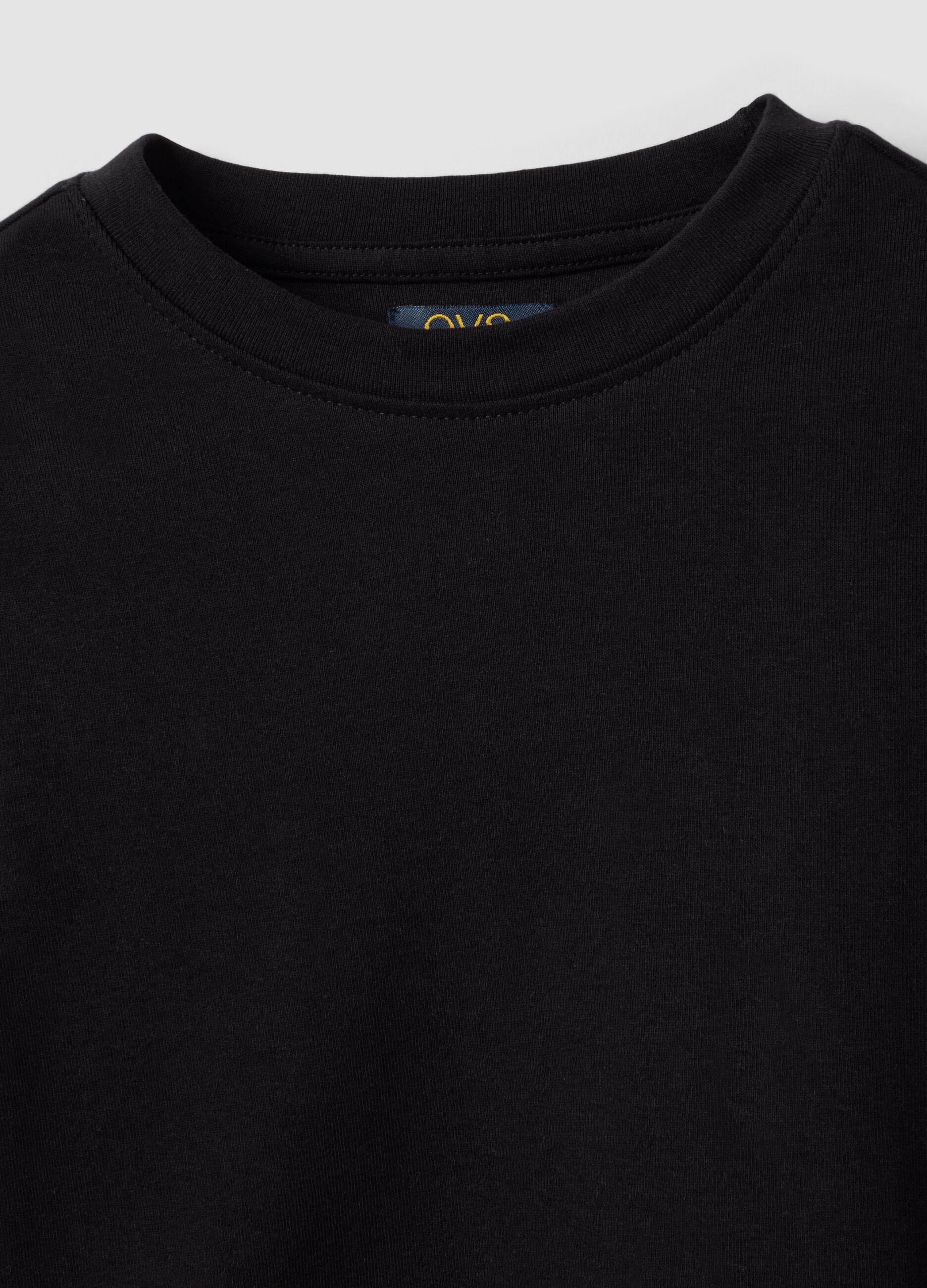T-shirt nera in cotone organico elasticizzato con collo a costine per ragazza