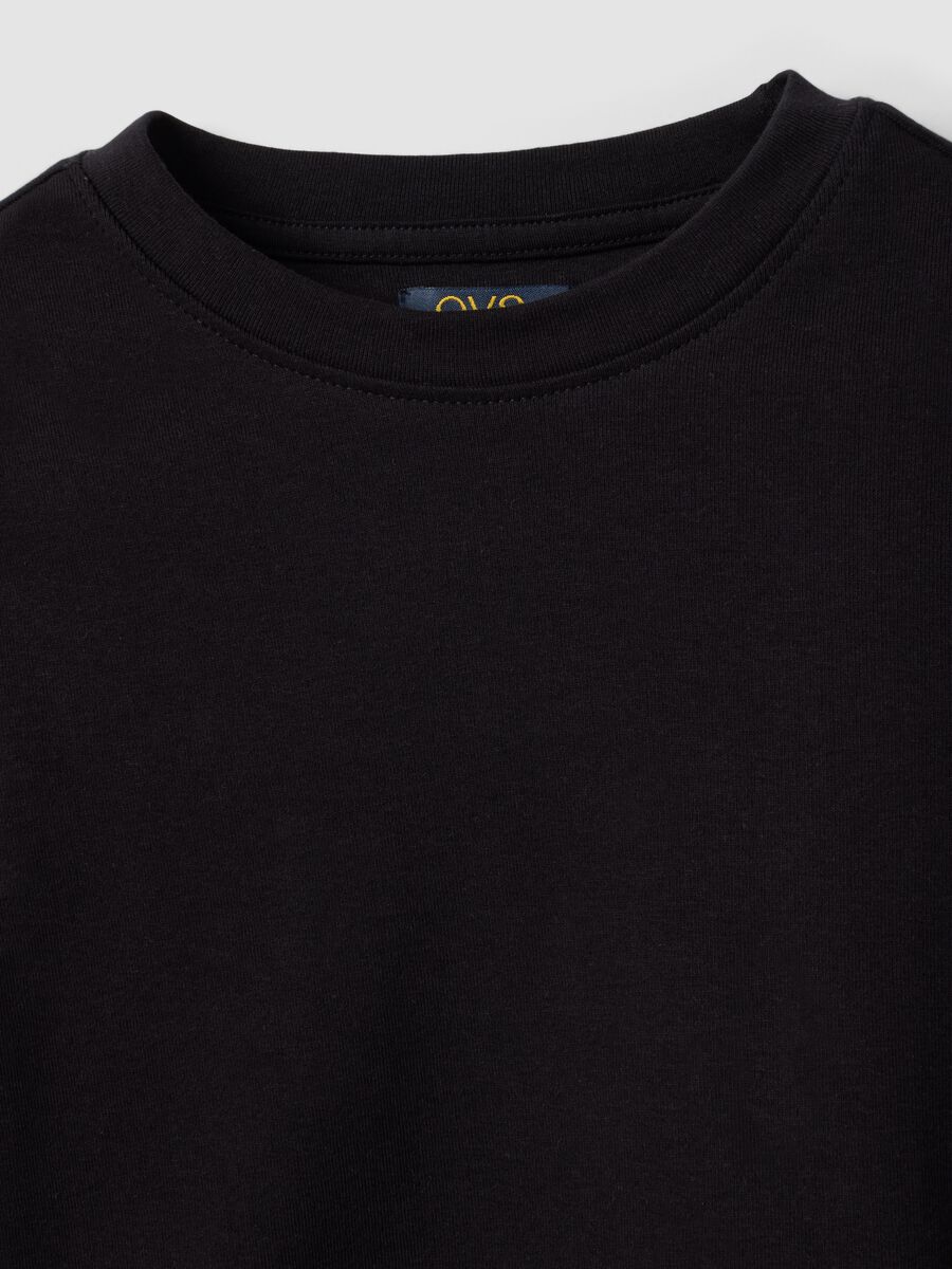 T-shirt nera in cotone organico elasticizzato con collo a costine per ragazza_5