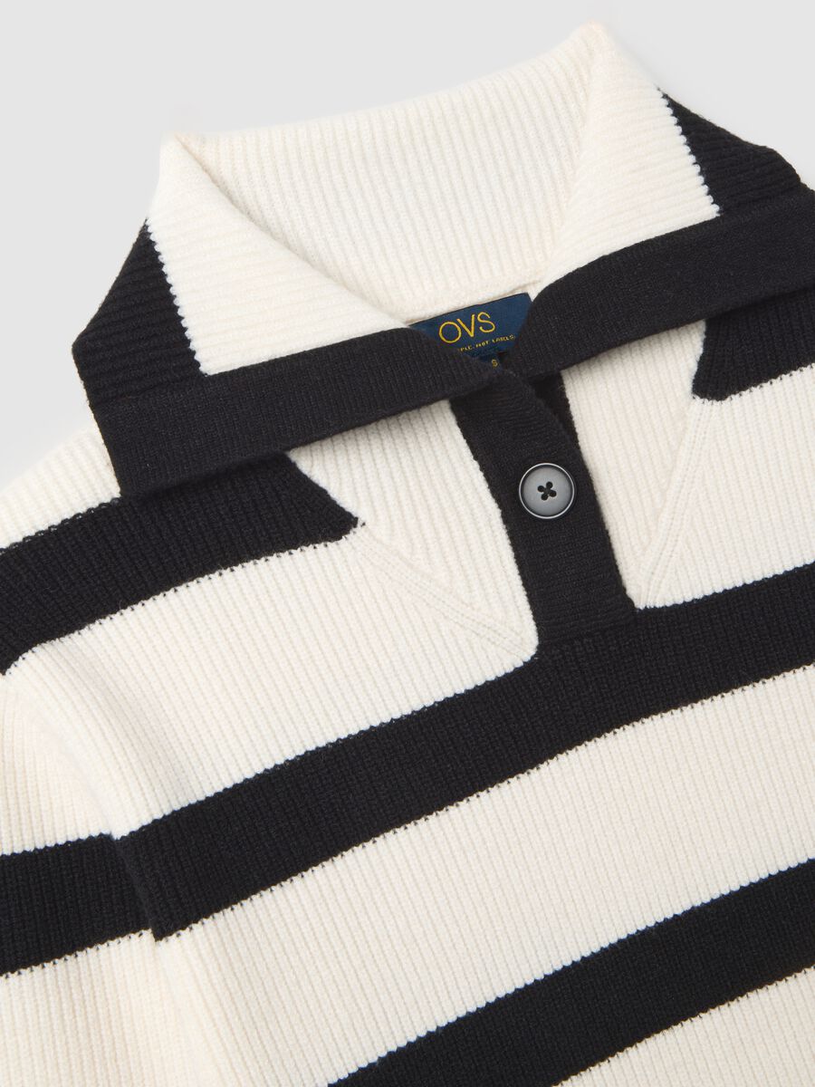 White jumper with black stripes and collar_5