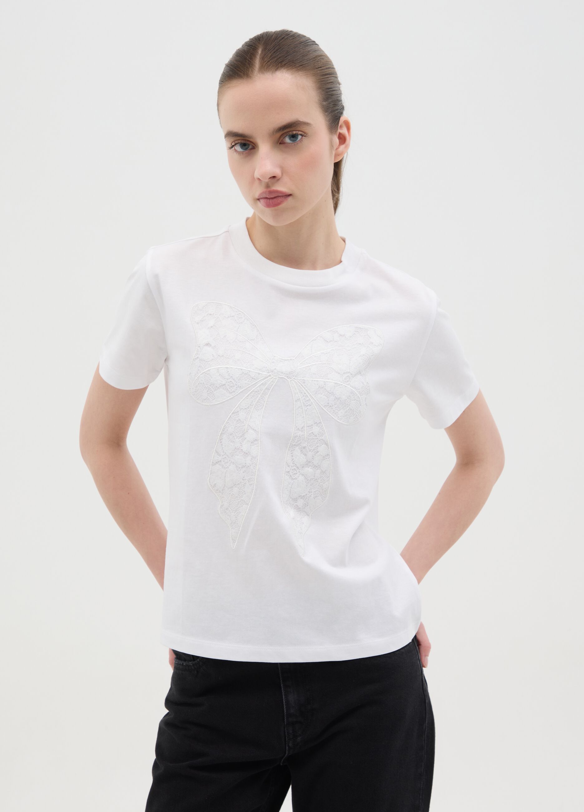 White T-shirt in cotton with lace bow