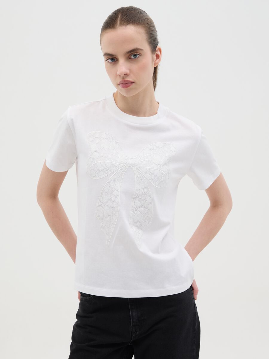 White T-shirt in cotton with lace bow_0