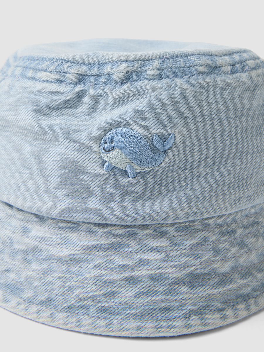 Cappello denim azzurro in cotone elasticizzato da bimbo con ricamo_2