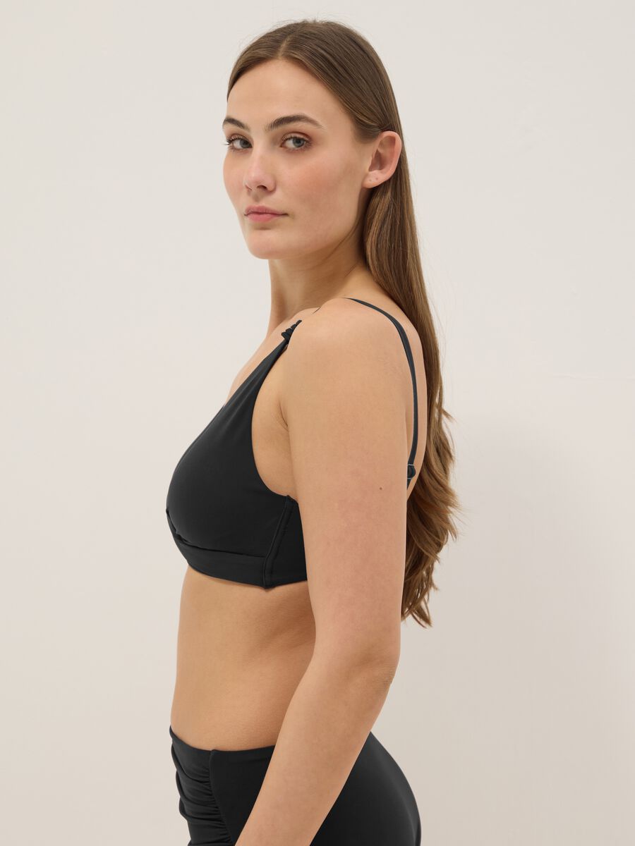 Top bikini a triangolo nero in tessuto elasticizzato con effetto shaping_3