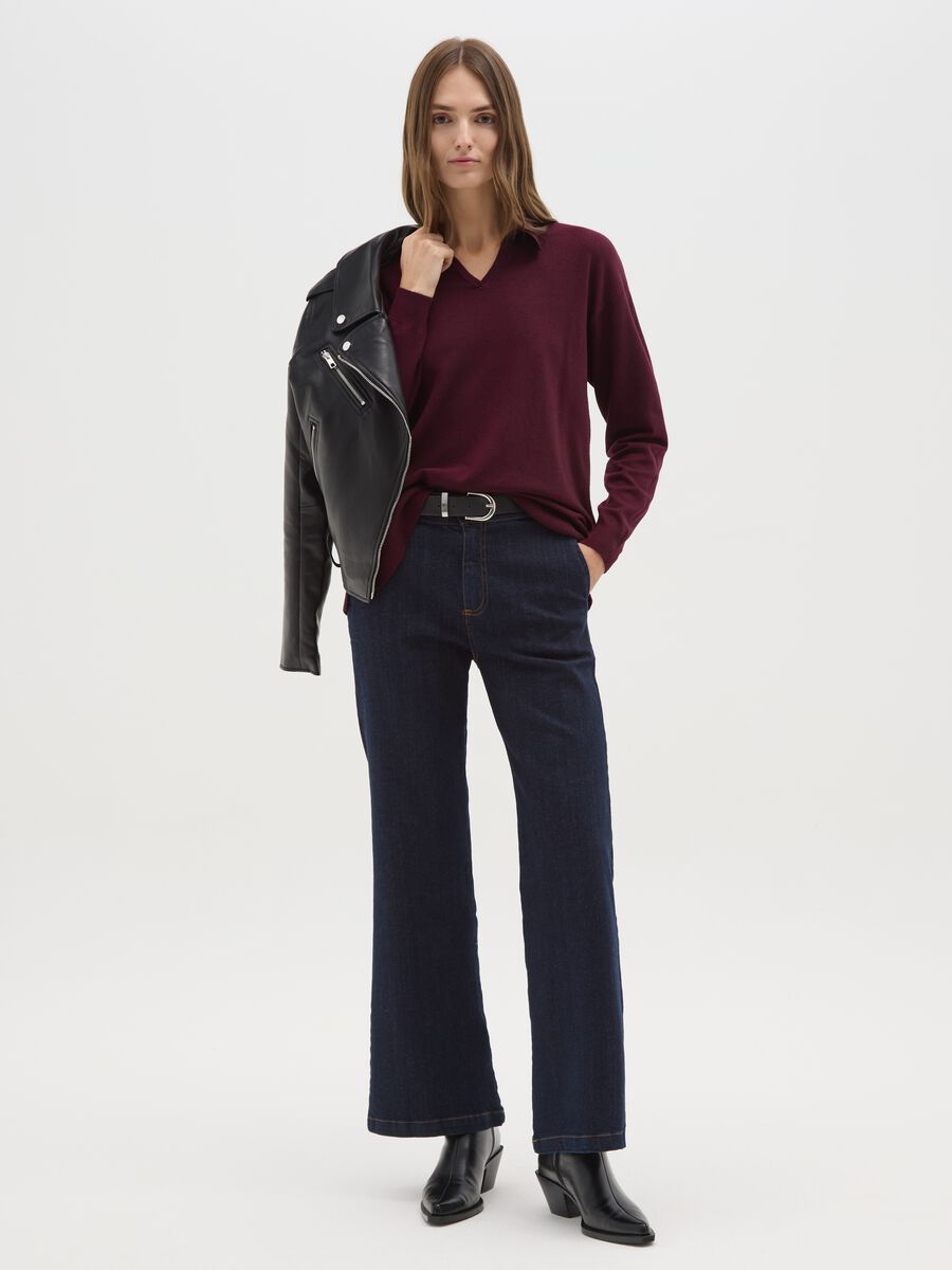 Maglia bordeaux con scollo a V e colletto_1