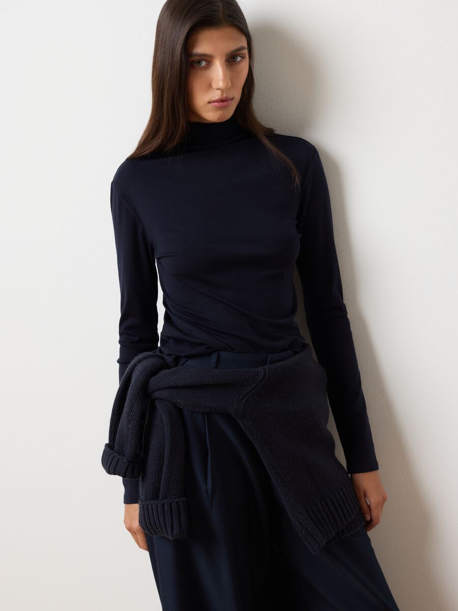 Blue long-sleeve top_2