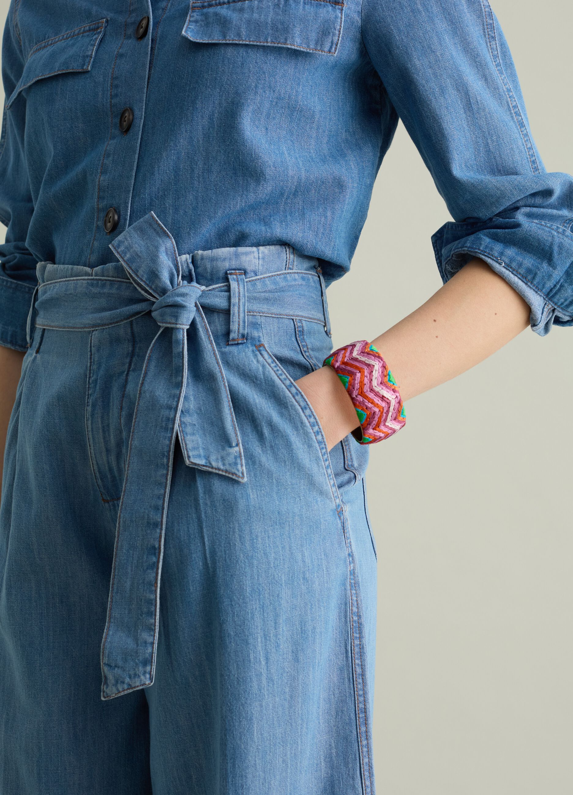 Fluid trousers in denim with darts
