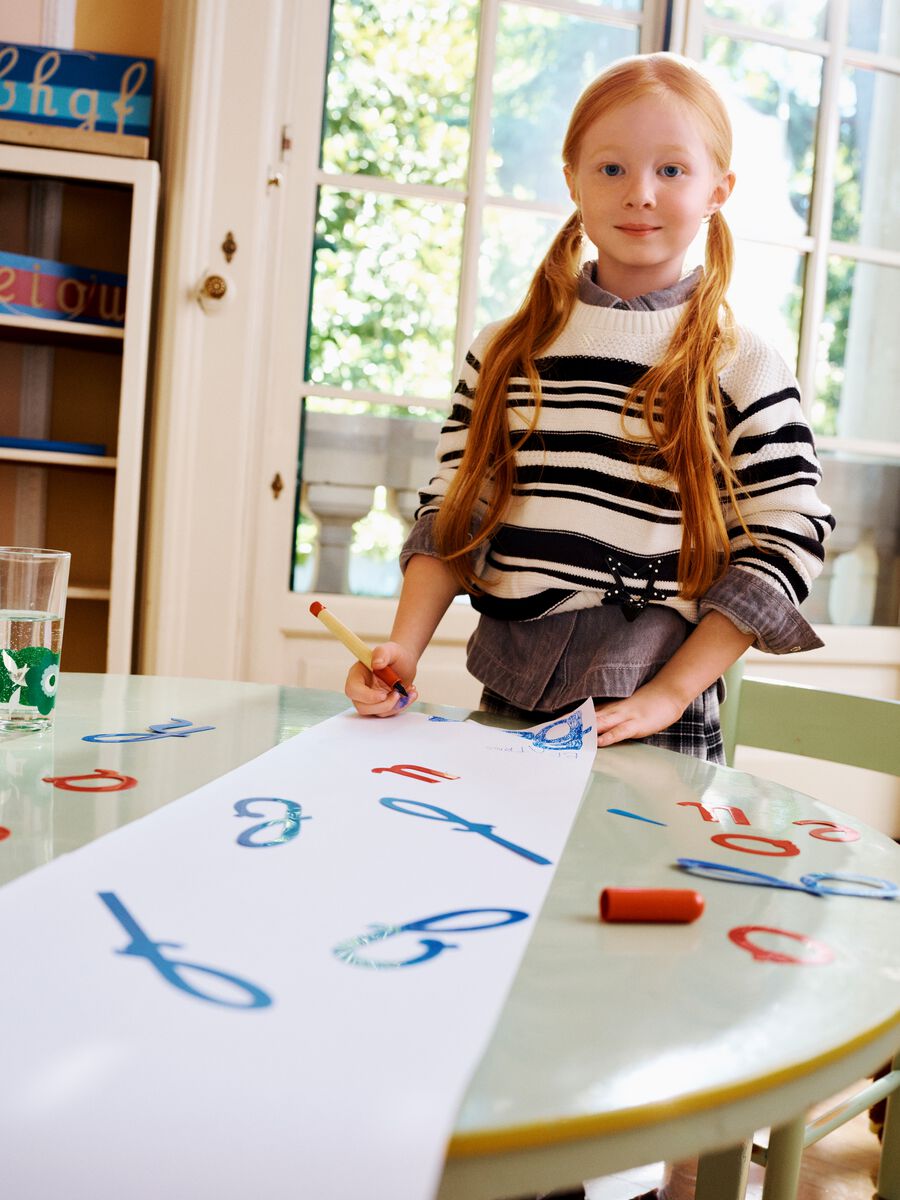 Maglia bianca in misto cotone a righe con girocollo per bambina_0