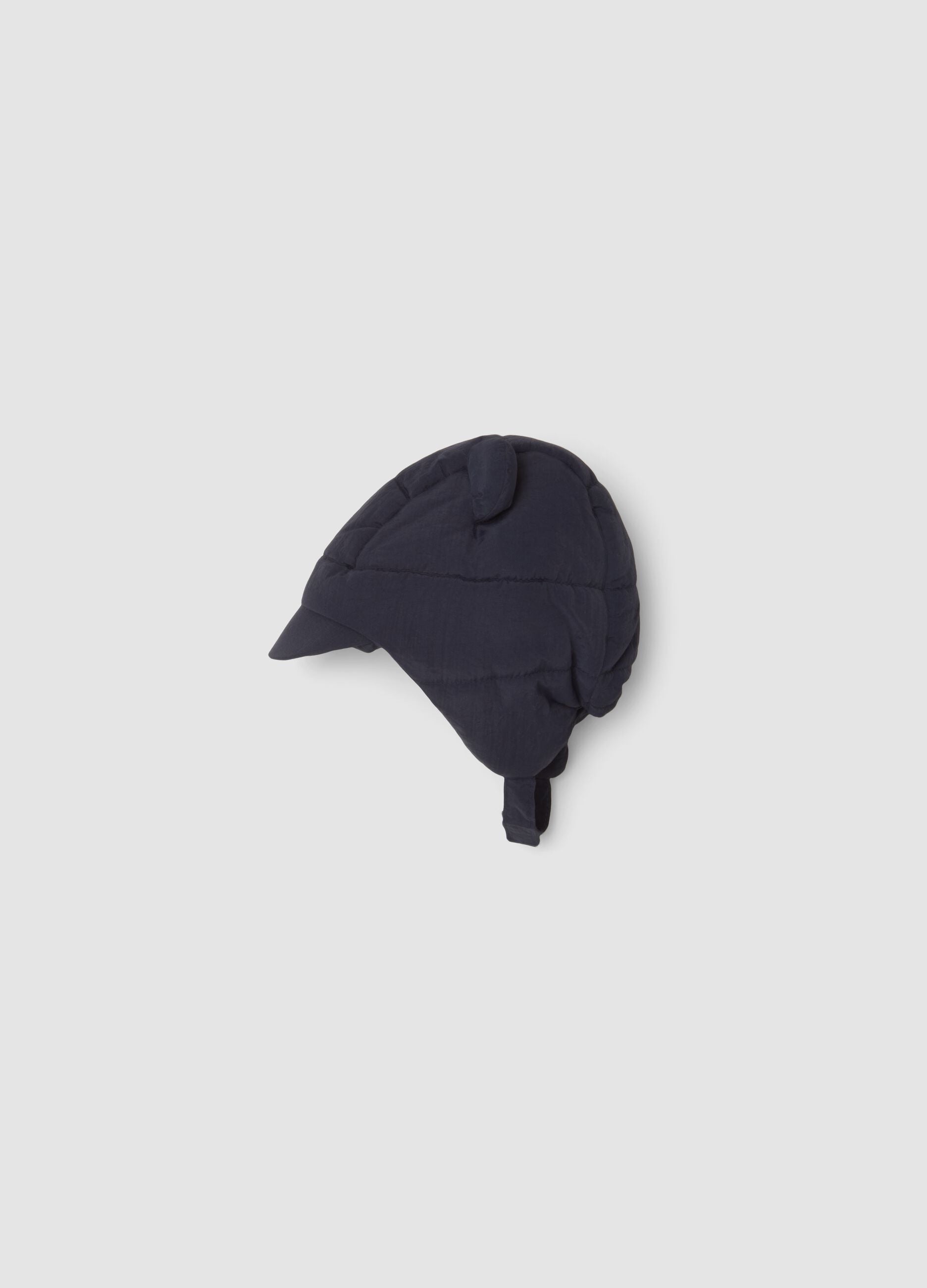 Cappello blu notte imbottito con visiera e paraorecchie