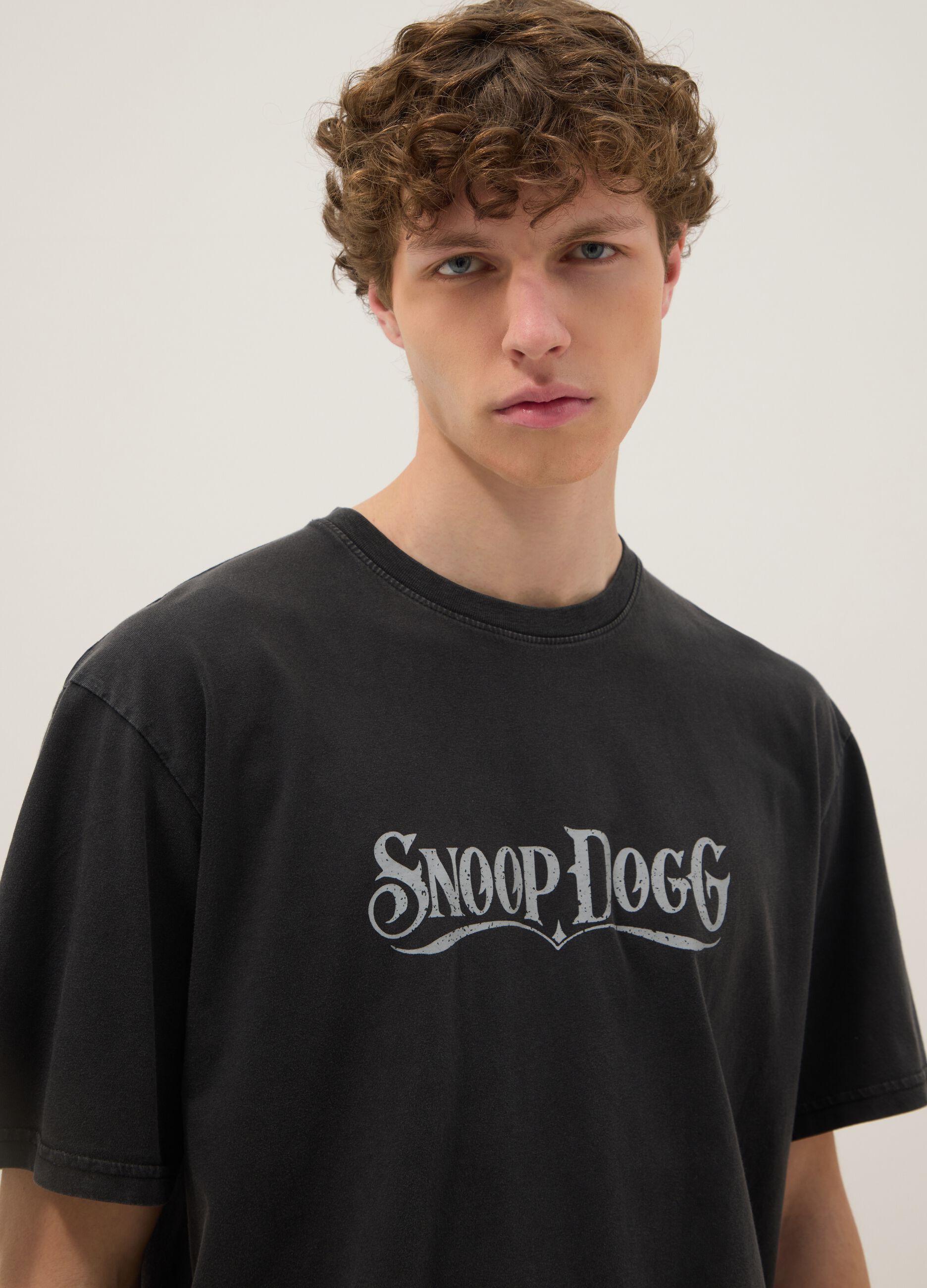 T-shirt nera con scritta Snoop Dogg in puro cotone relaxed fit