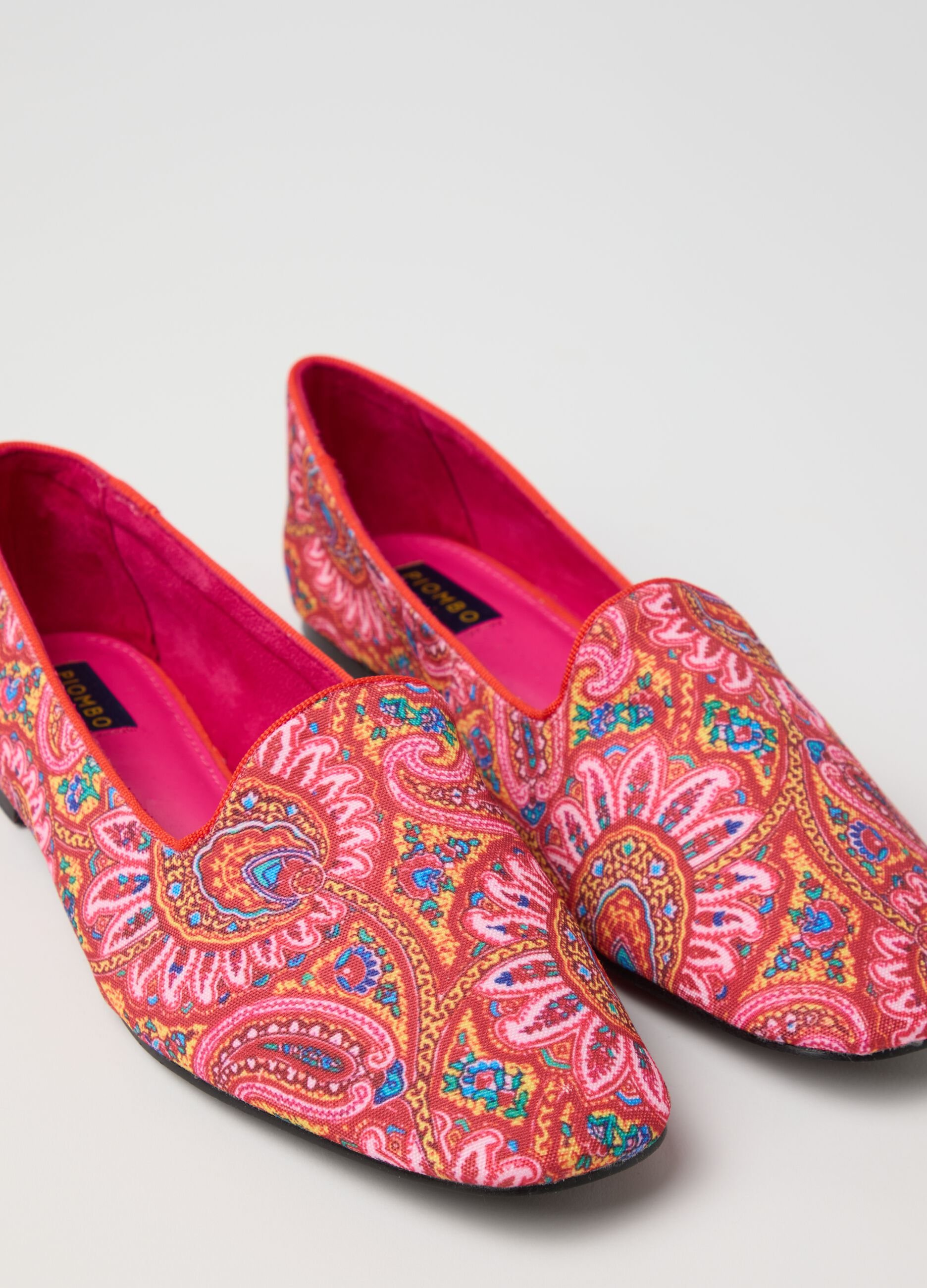 Pink slipper shoes with paisley pattern