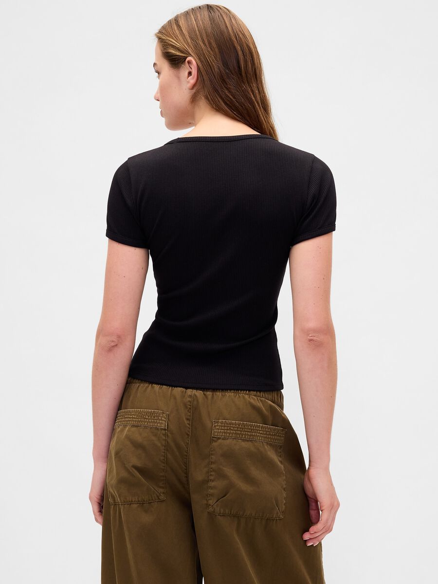 T-shirt nera elasticizzata a maniche corte_1
