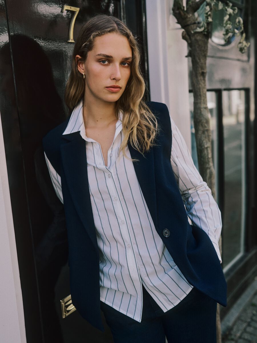 Regular fit blue waistcoat with button_0