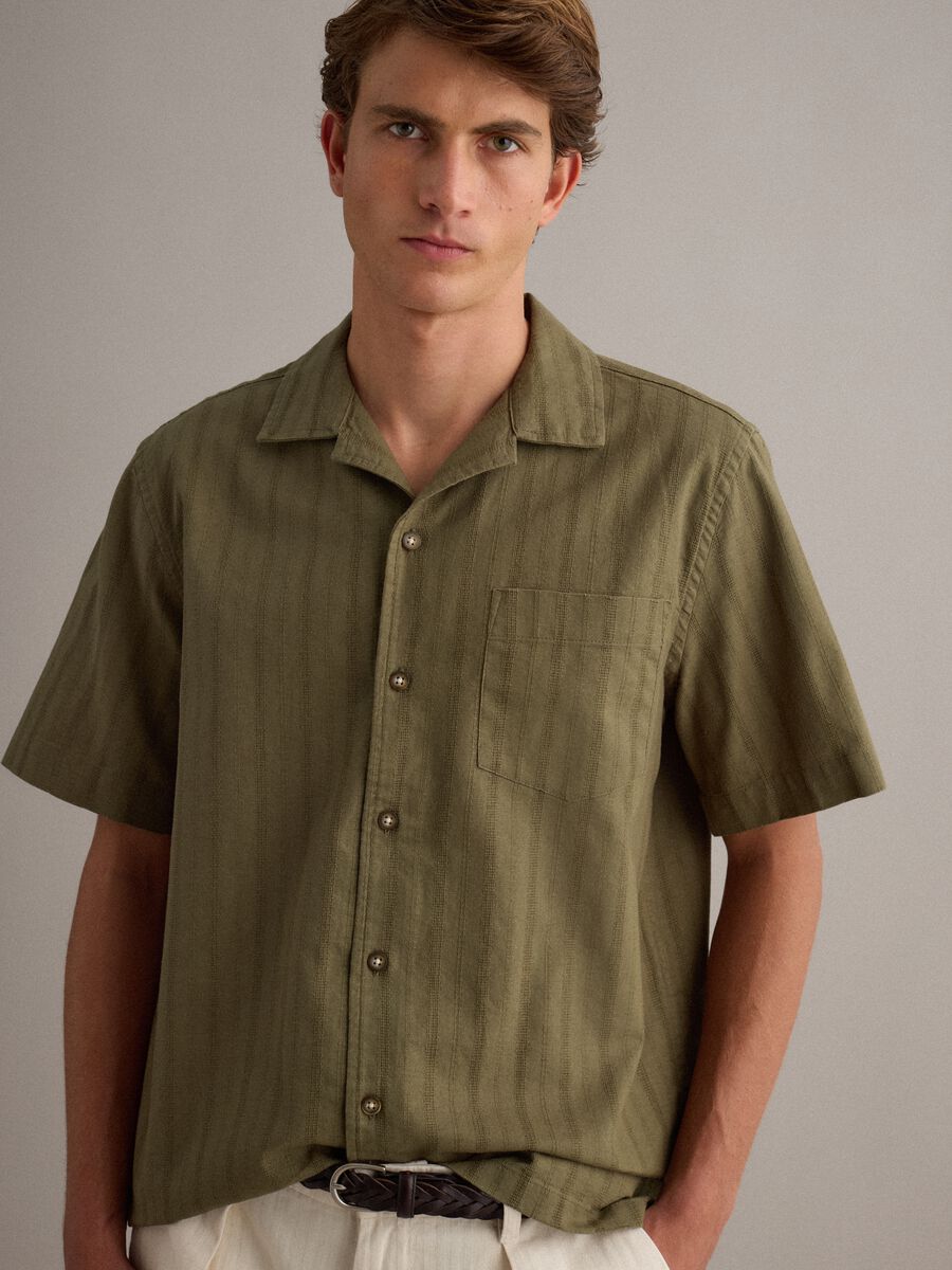 Camicia verde in cotone organico con collo bowling_0
