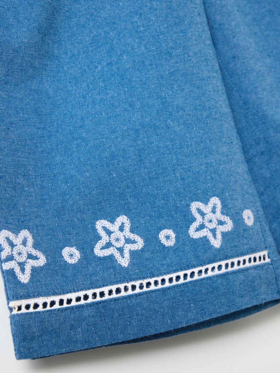 Wide-leg trousers in blue chambray with floral embroidery_3