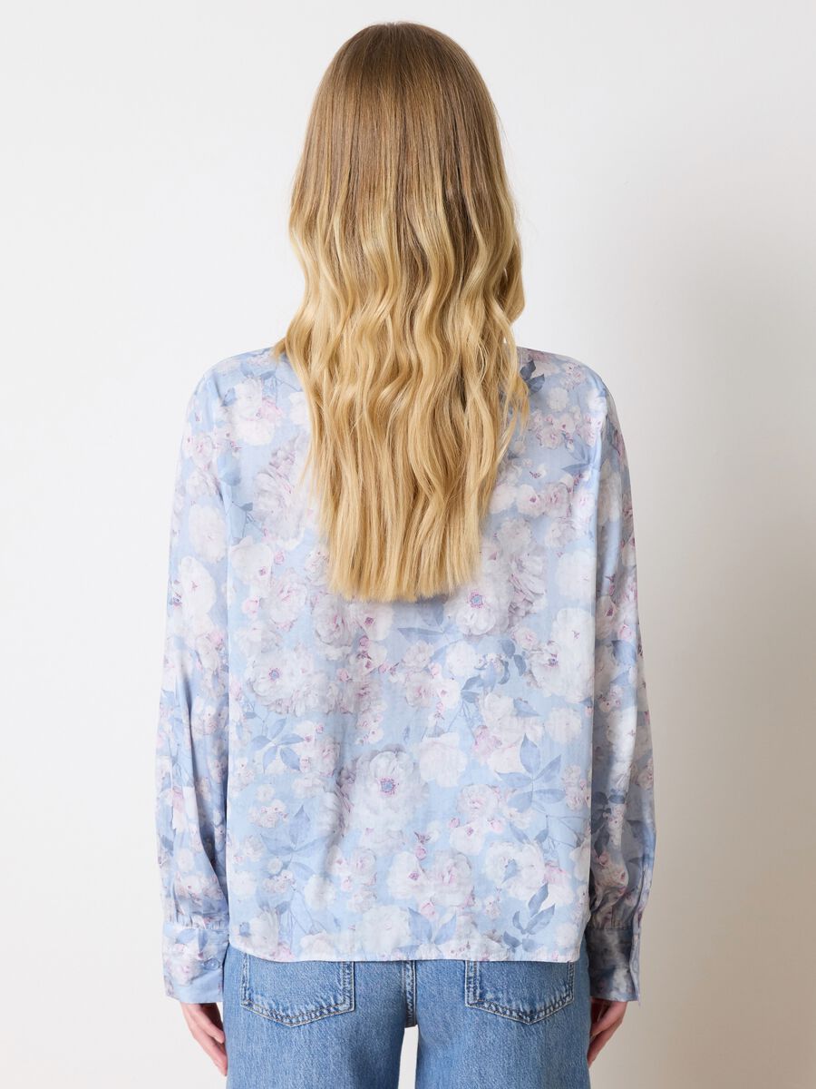Blusa azzurro in fantasia floreale con fiocco_3