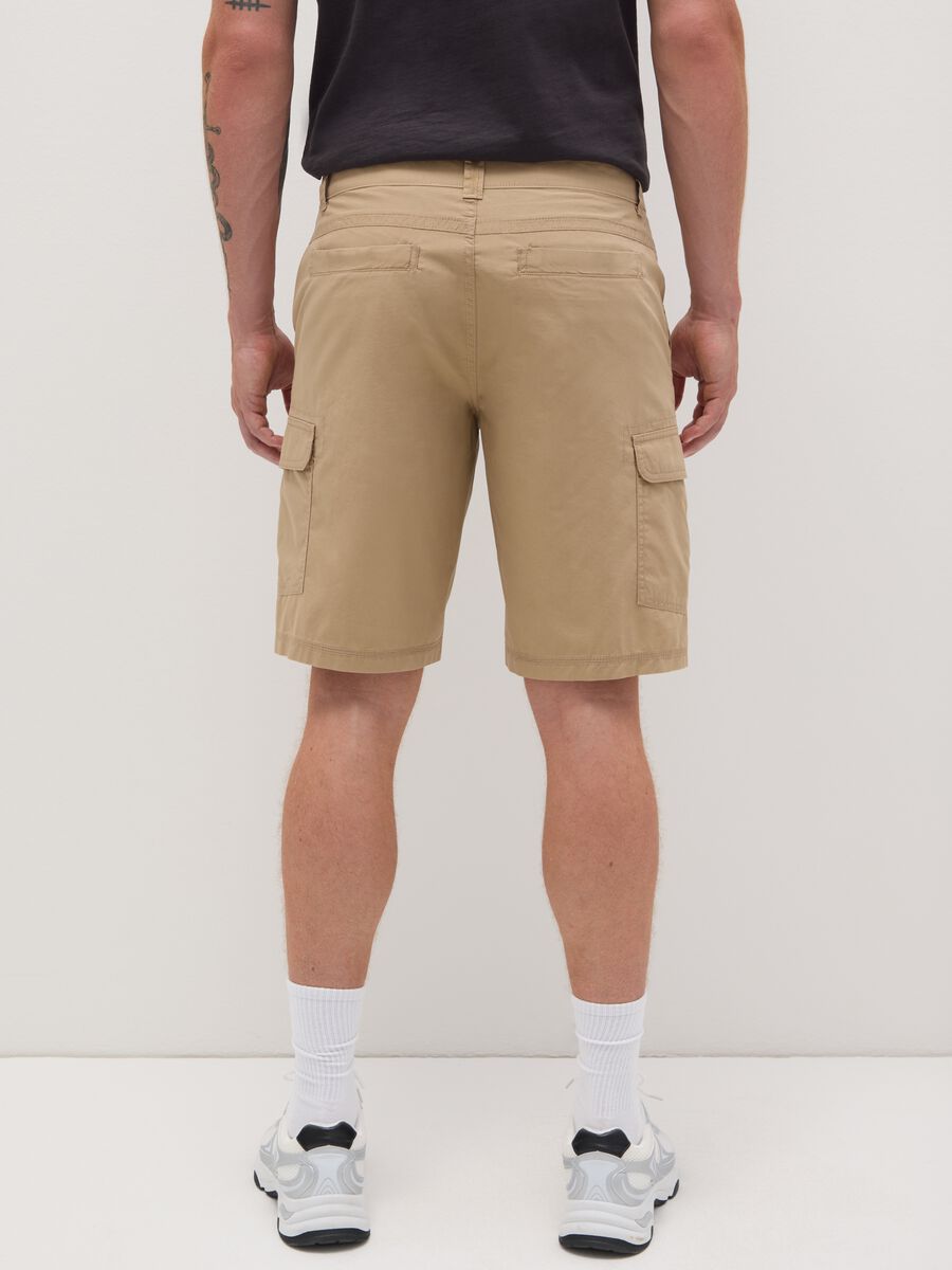 Bermuda da uomo in puro cotone beige regular fit con tasche cargo_3