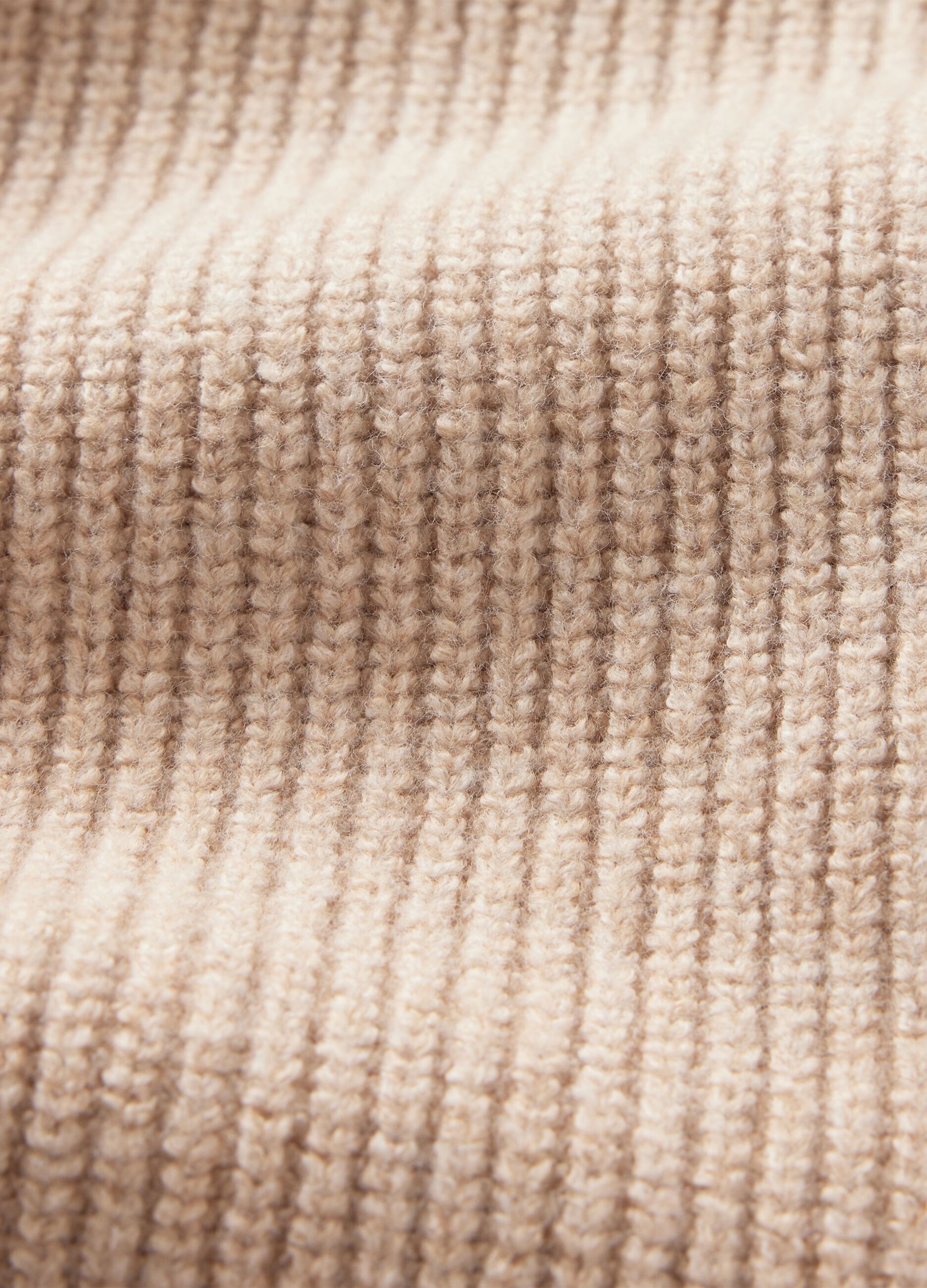 Pullover with ribbed design