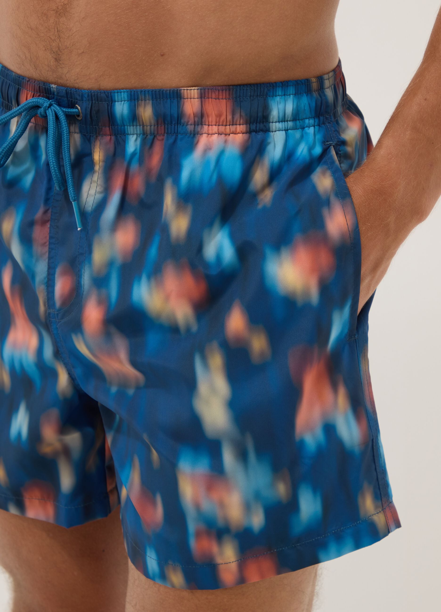 Costume boxer blu con stampa sfumata multicolor