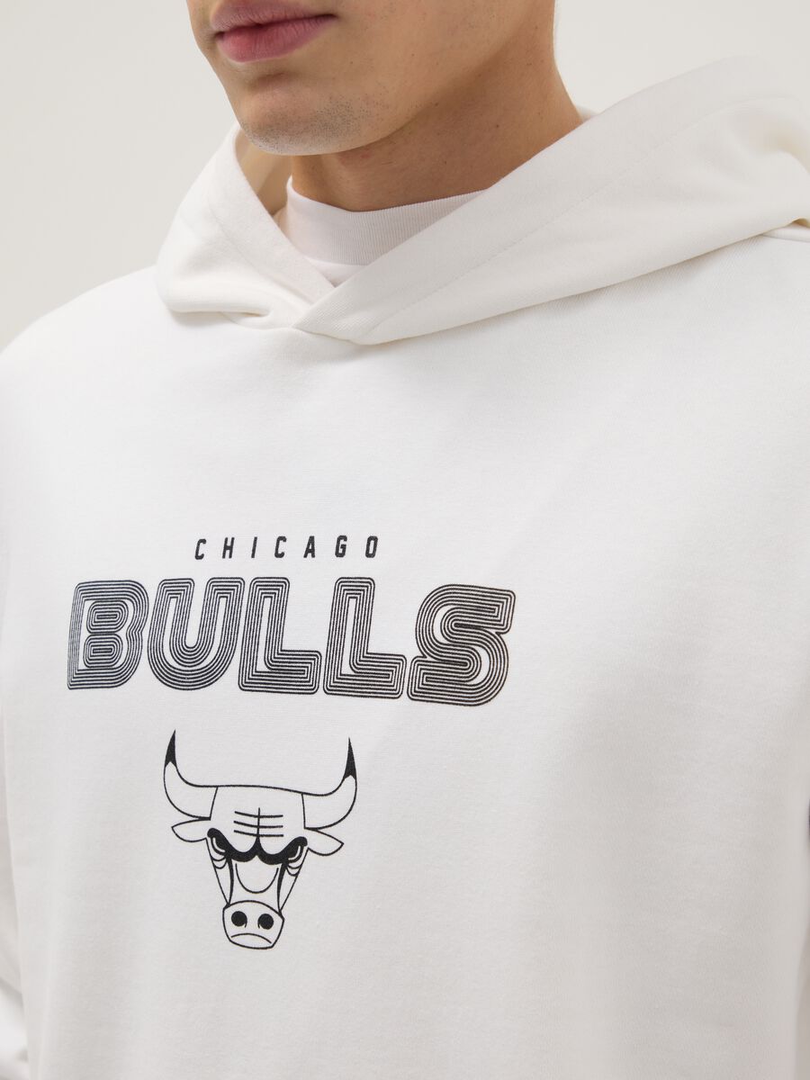 White cotton blend regular fit hoodie with Chicago Bulls logo_3