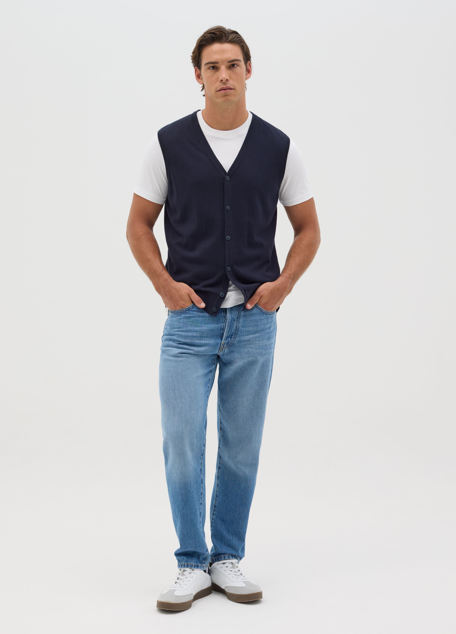 Gilet with V neck and buttons