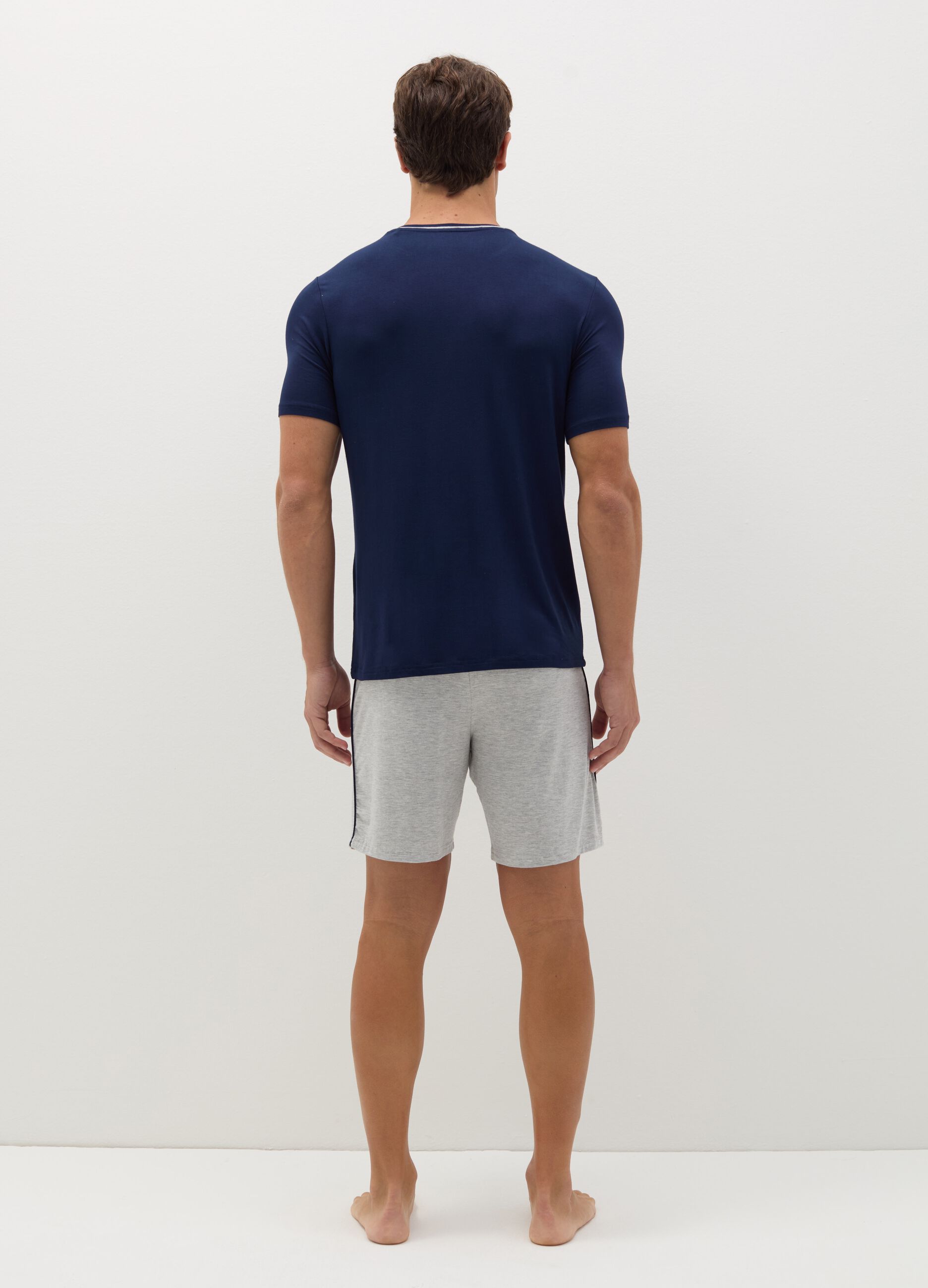 Short pyjamas with contrasting piping