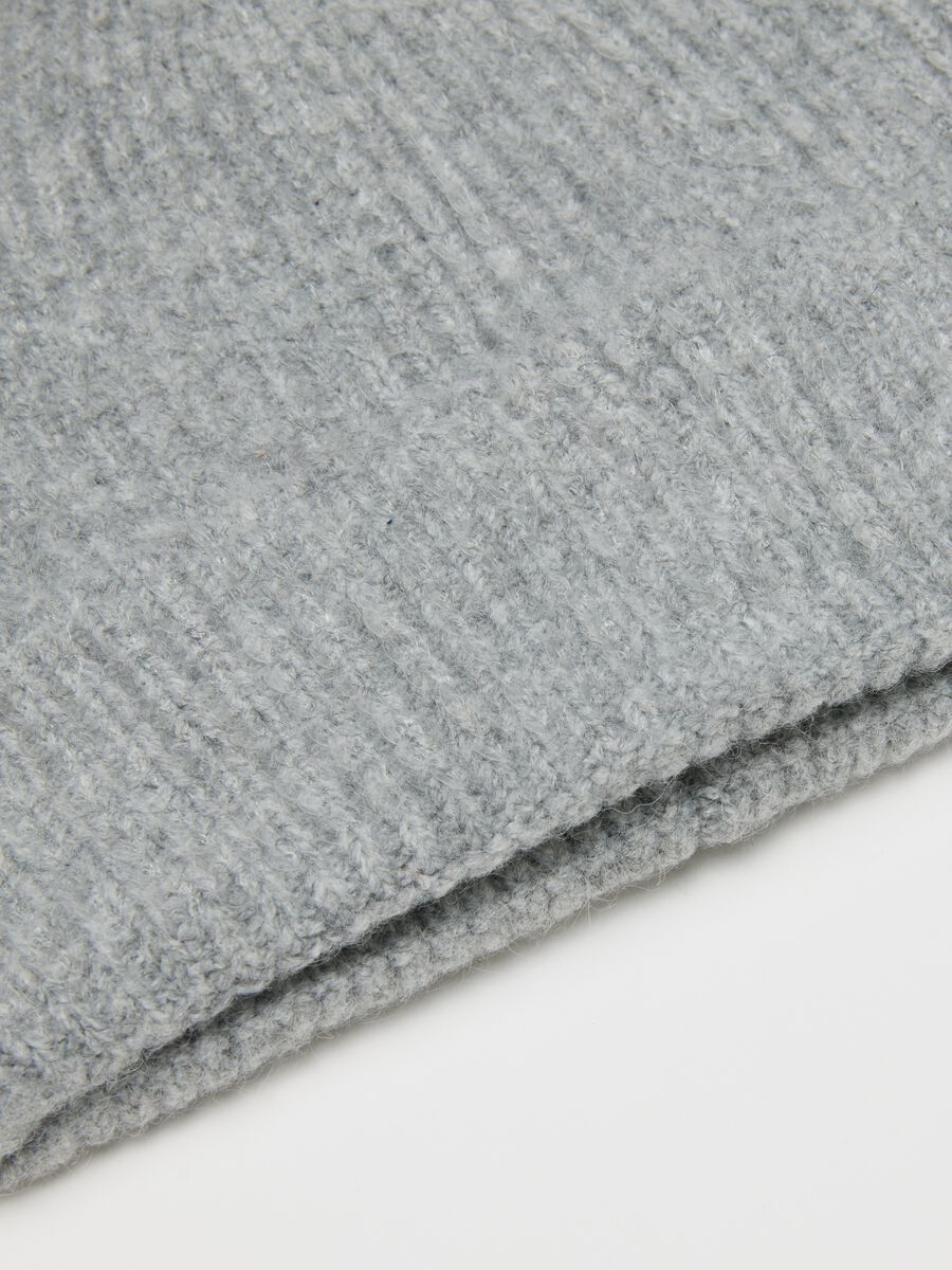 Grey hat with pom pom and sequins_2