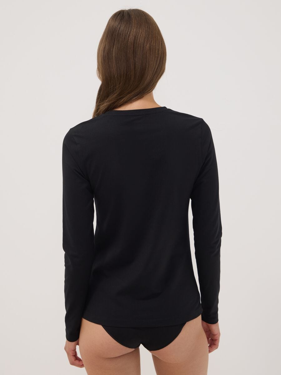 Maglia nera in cotone organico elasticizzato con girocollo_3