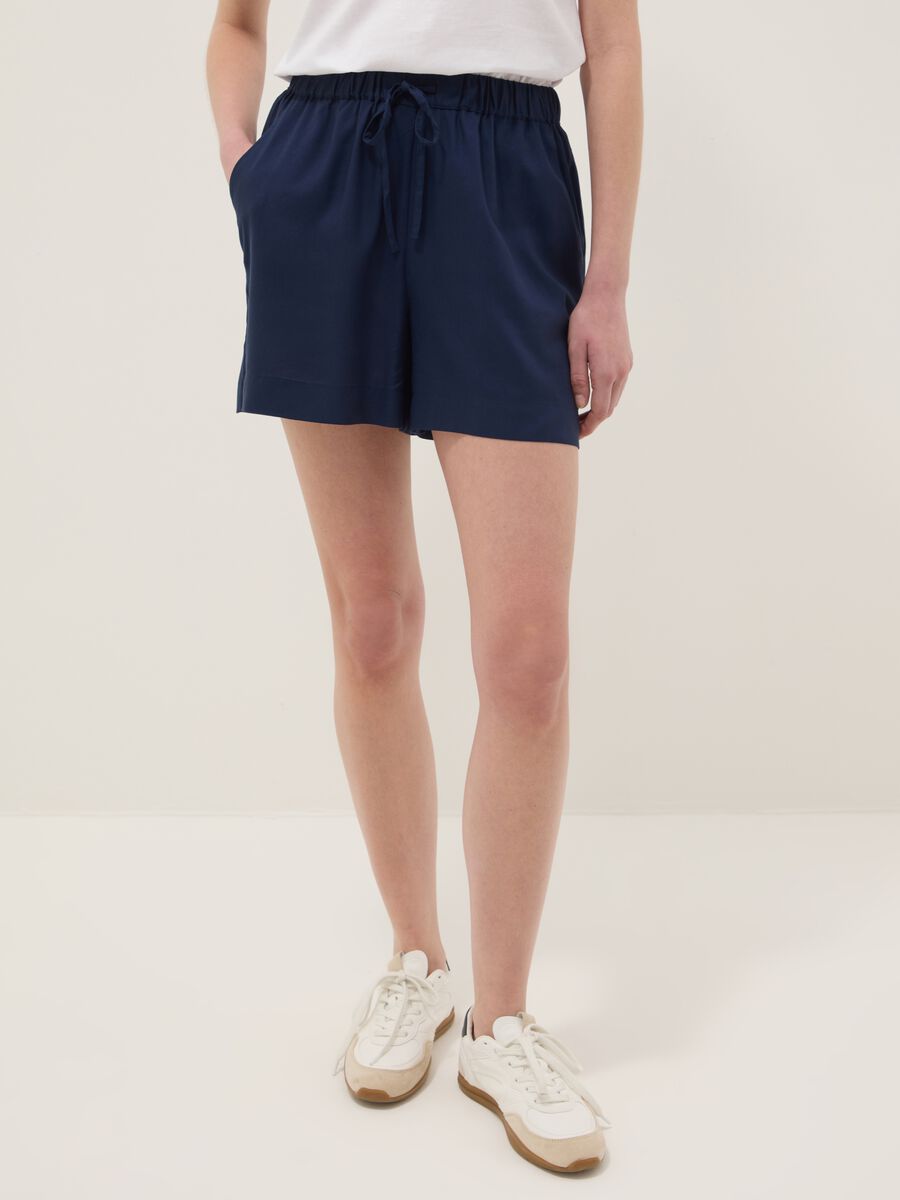 Shorts blu in pura viscosa con vita elastica_1