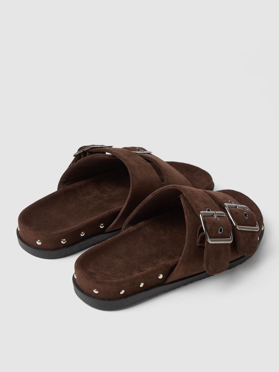 Brown genuine leather sandals with buckles and metallic details_2