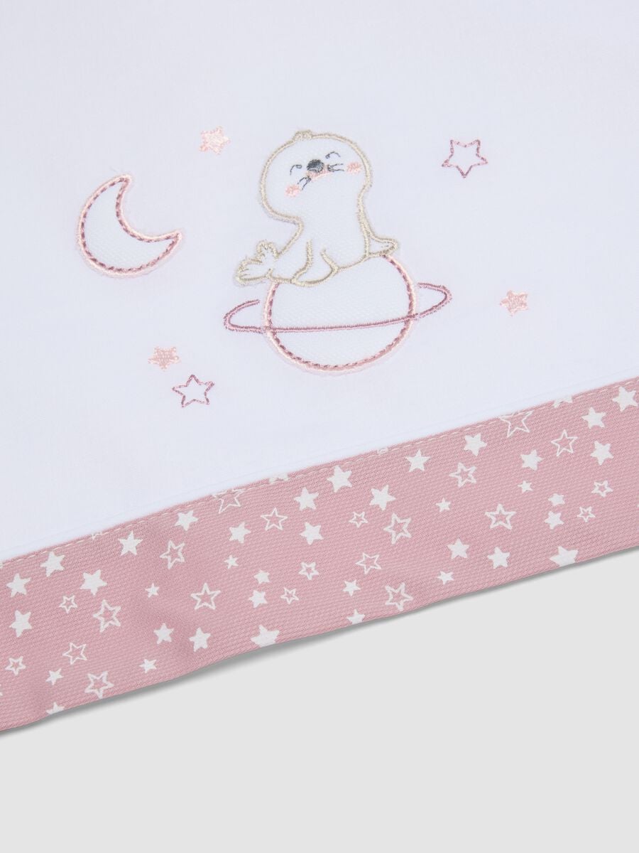 Lenzuolino bianco e rosa in puro cotone con stampa stelle per neonata_2