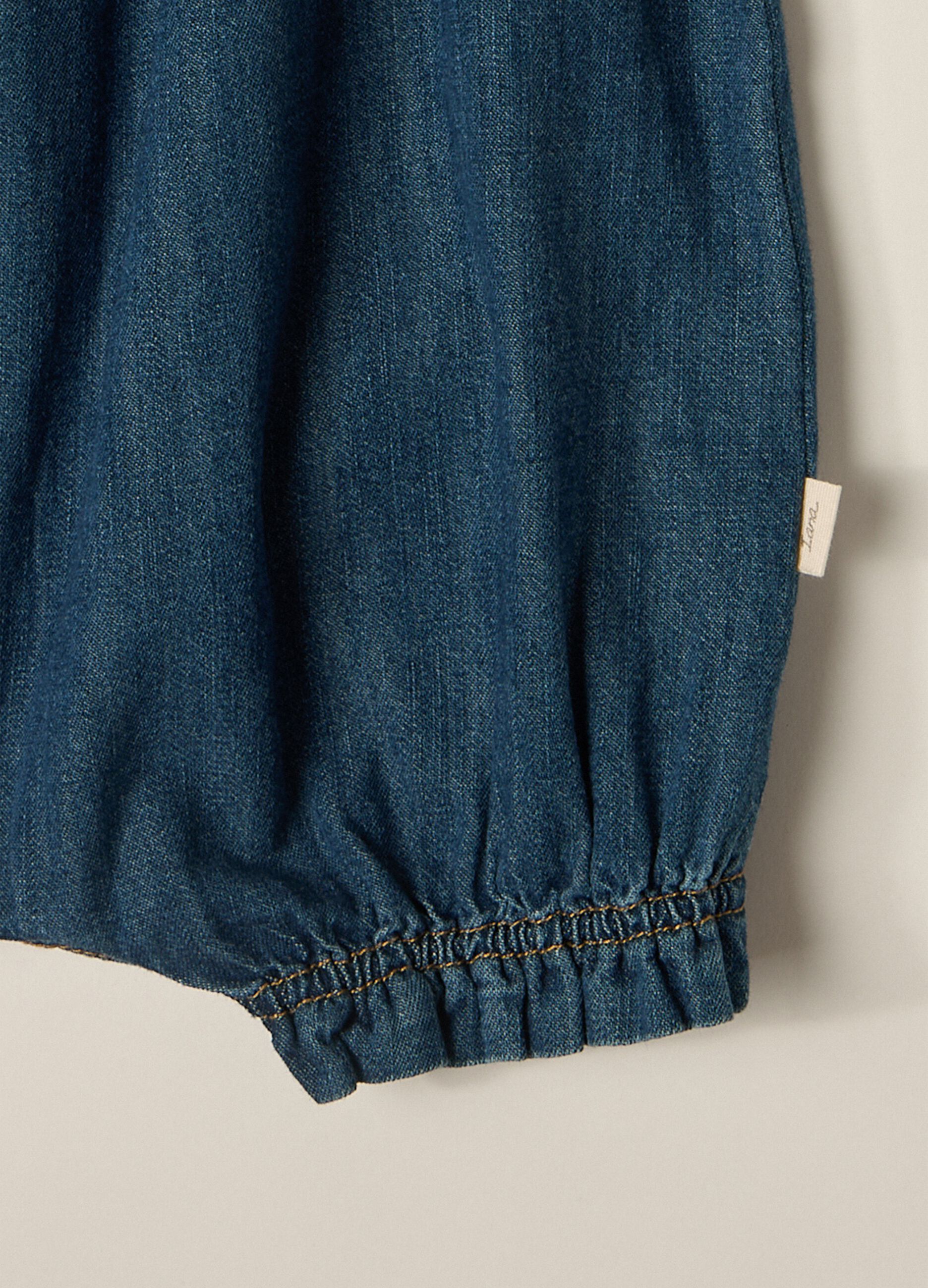 Pagliaccetto in denim di puro cotone IANA neonata