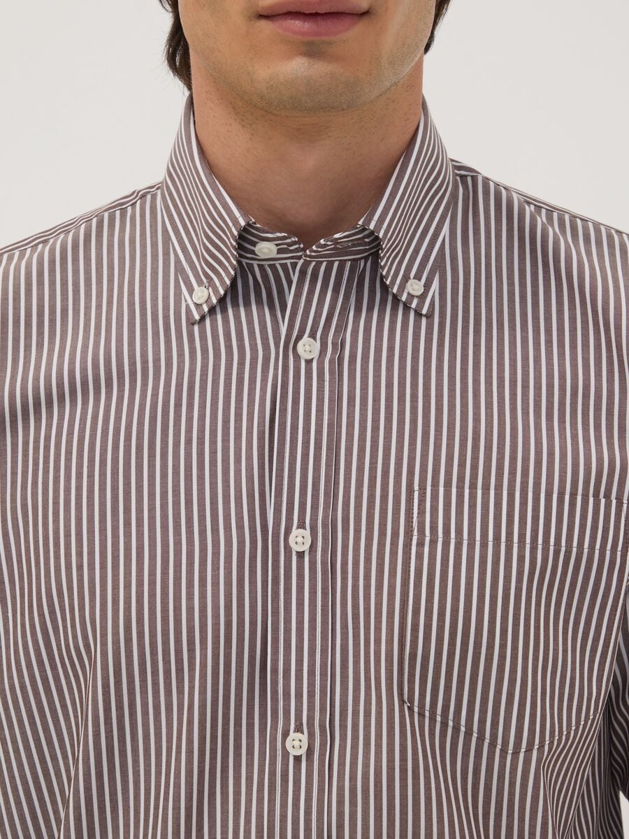 Camicia marrone in misto cotone a righe con collo botton down easy iron regular fit_1