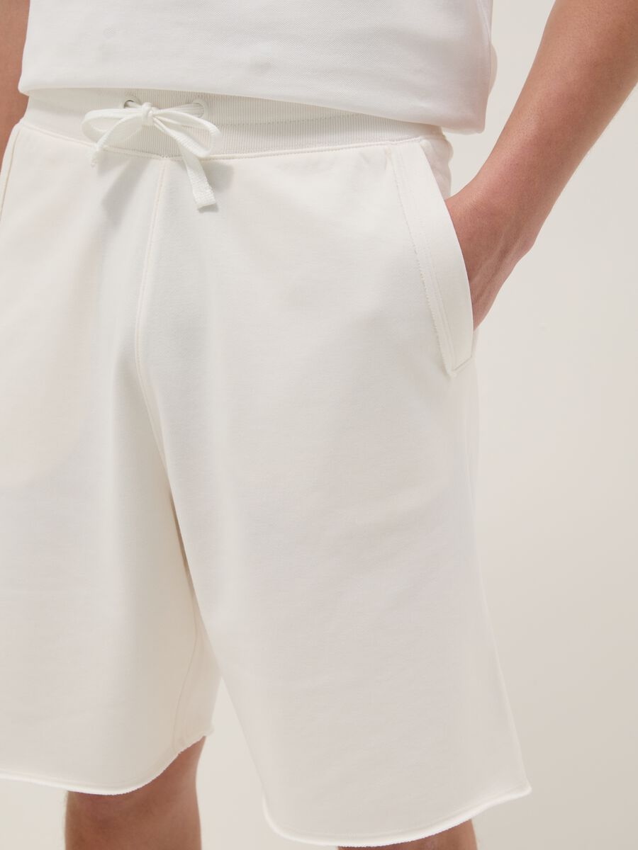 White relaxed-fit cotton-blend shorts_3