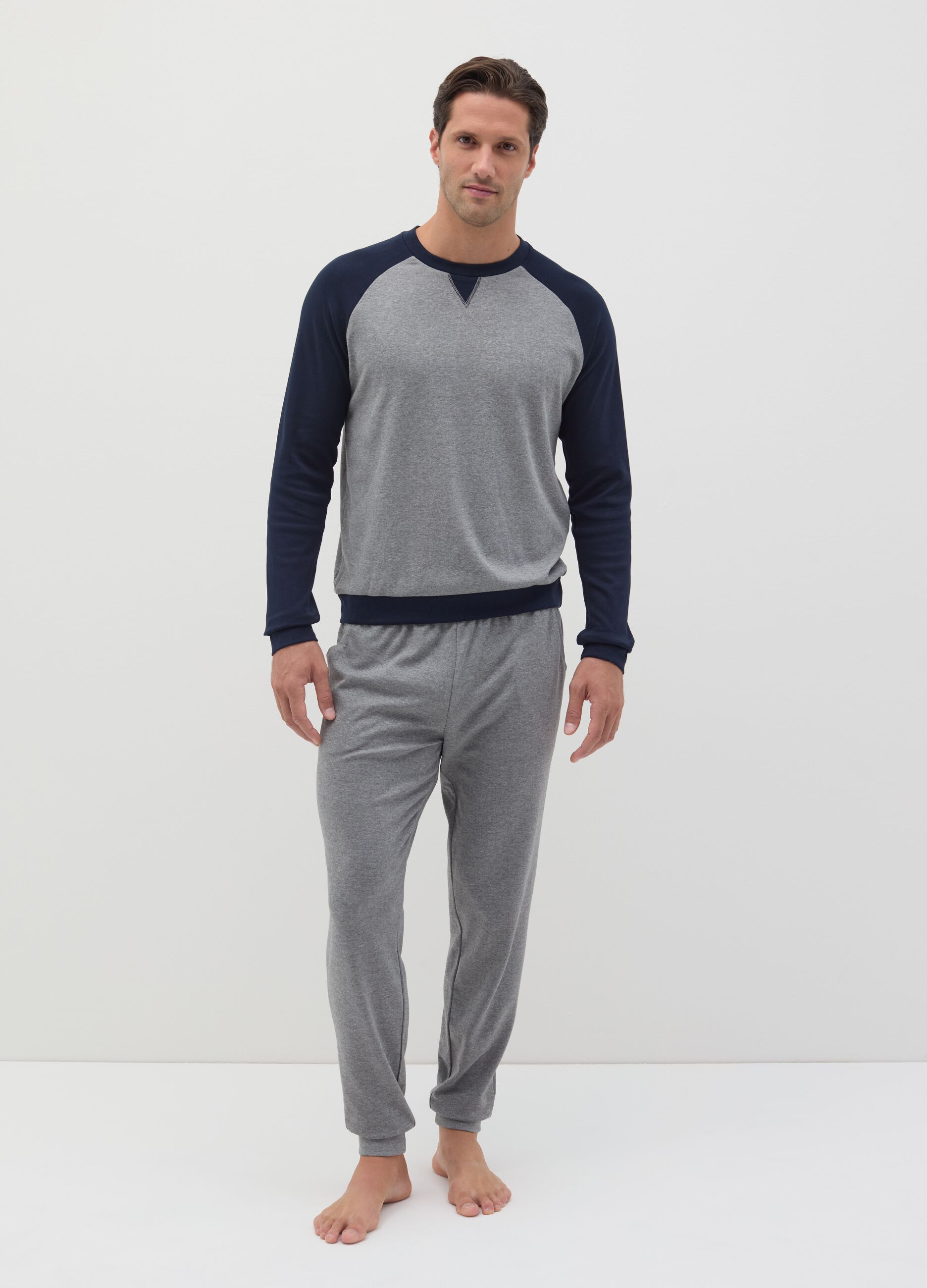 Full-length pyjamas with raglan sleeves