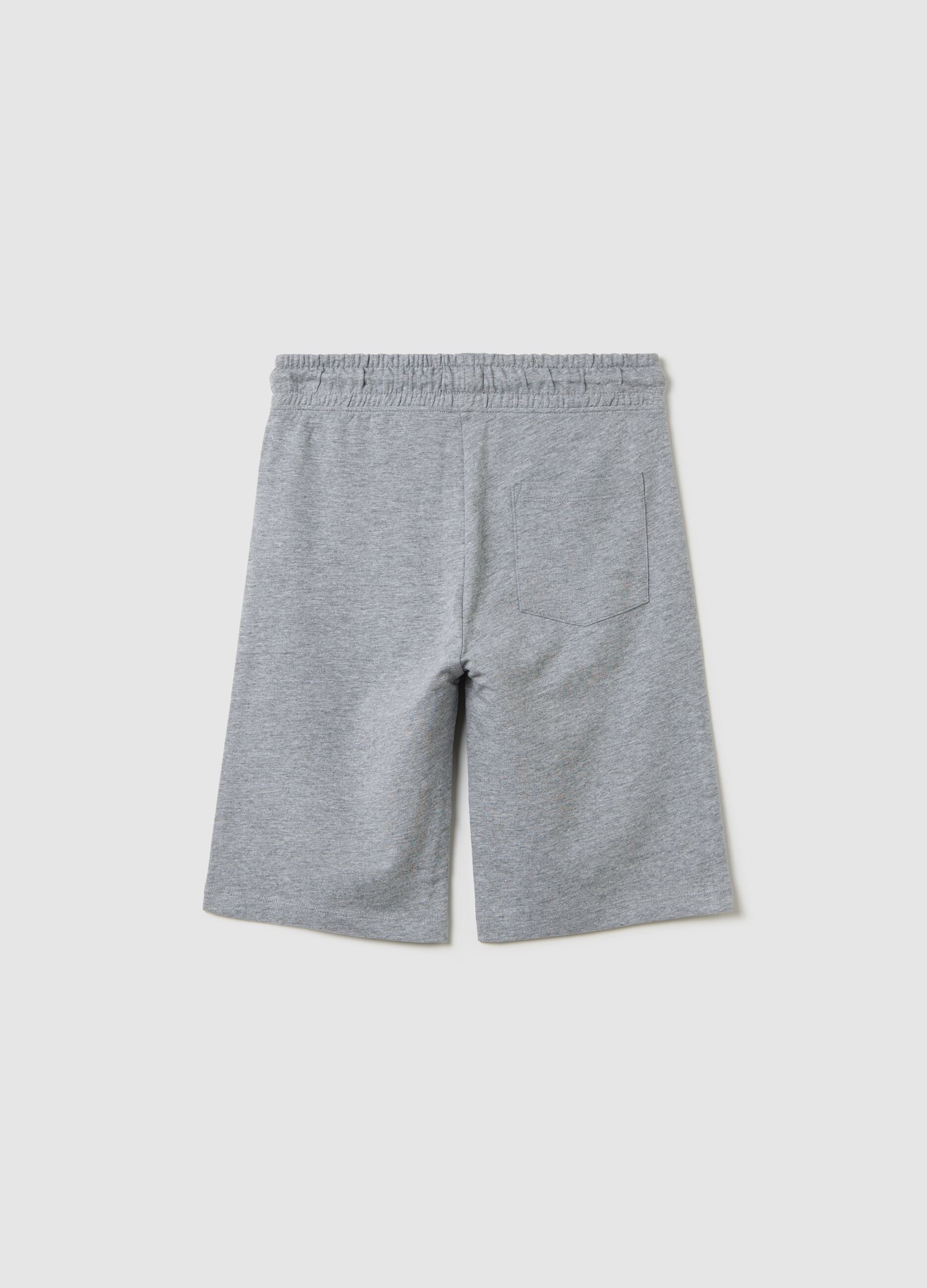 Grey fleece Bermuda shorts with pockets and drawstring
